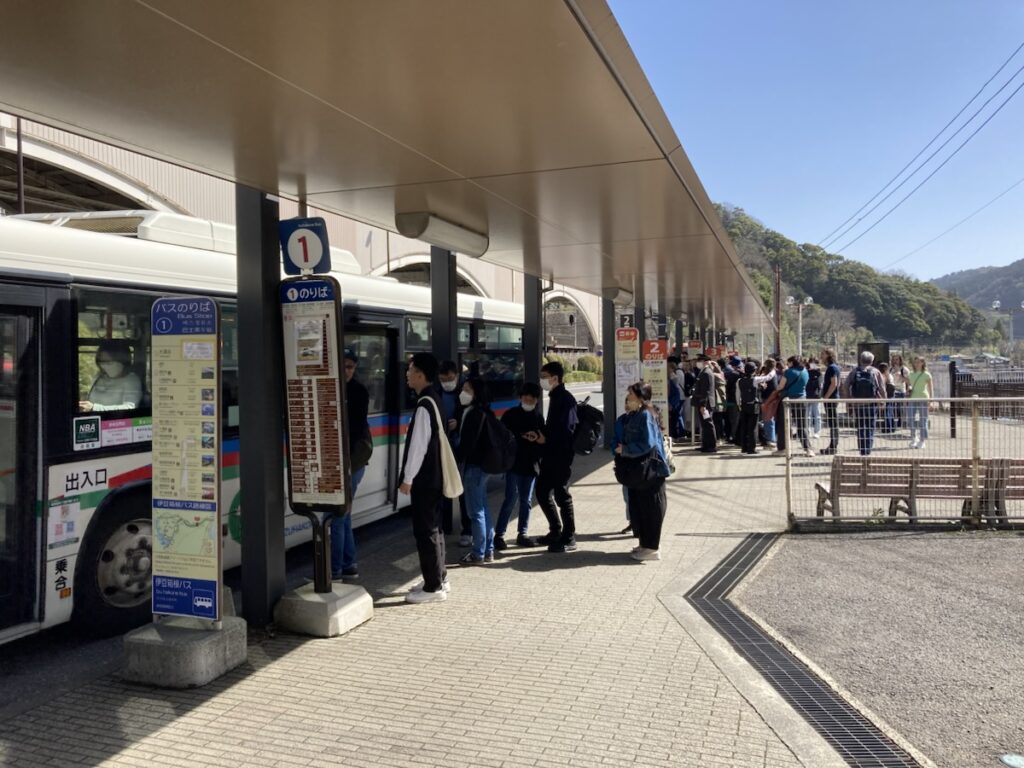 観光客で賑わう箱根湯本駅のバス乗り場