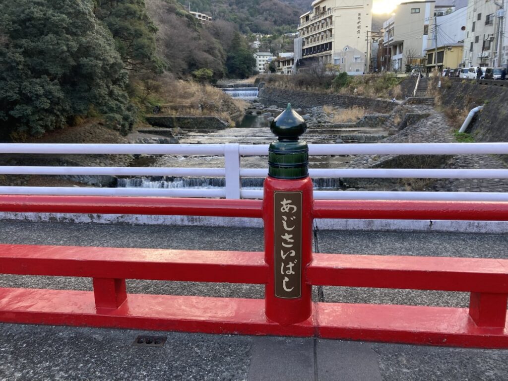 箱根湯本のシンボルである赤いあじさい橋と早川の清流