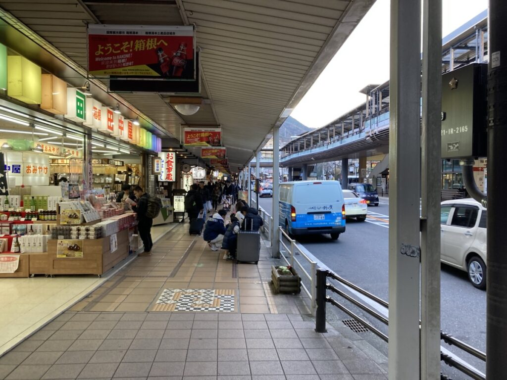 夕方17時の箱根湯本駅前と国道1号線の道路状況