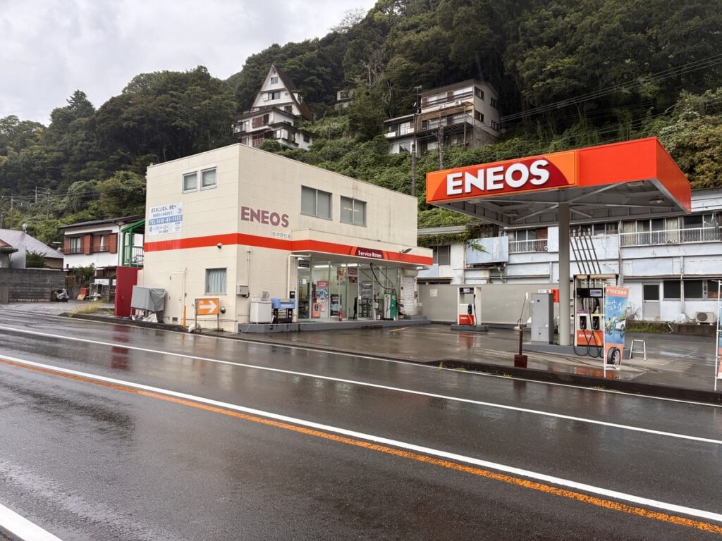 国道1号沿いにあるENEOS箱根湯本SSの店舗入り口