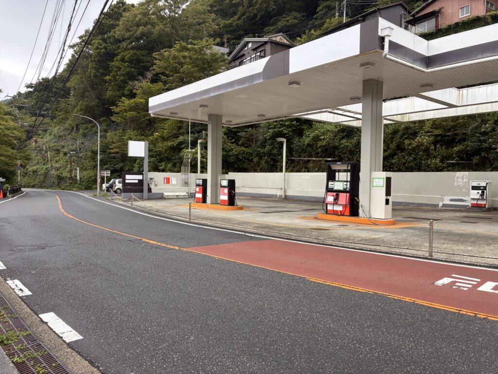 閉鎖された箱根宮ノ下のガソリンスタンドと道路風景