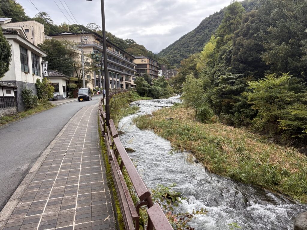 箱根湯本温泉街滝通り