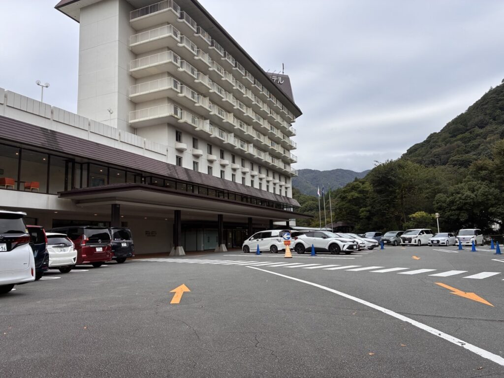 湯本富士屋ホテルの150台収容可能な広大な平面平置き駐車場