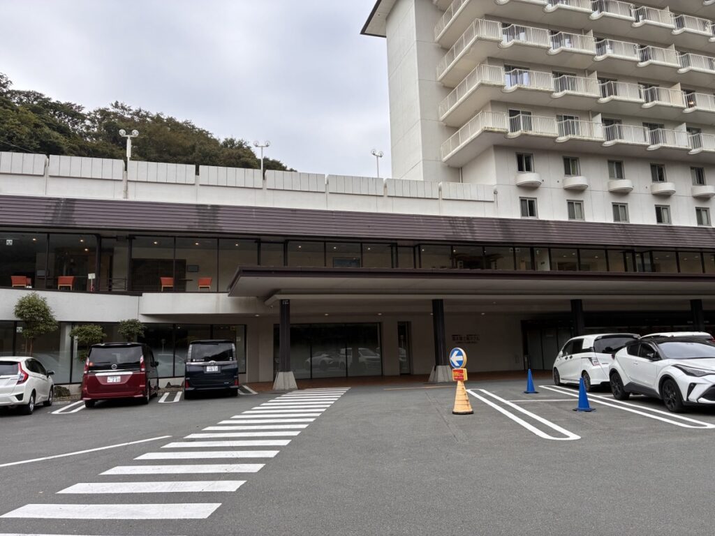 ホテルおかだの大型車を優先案内してくれる広々平置き駐車場