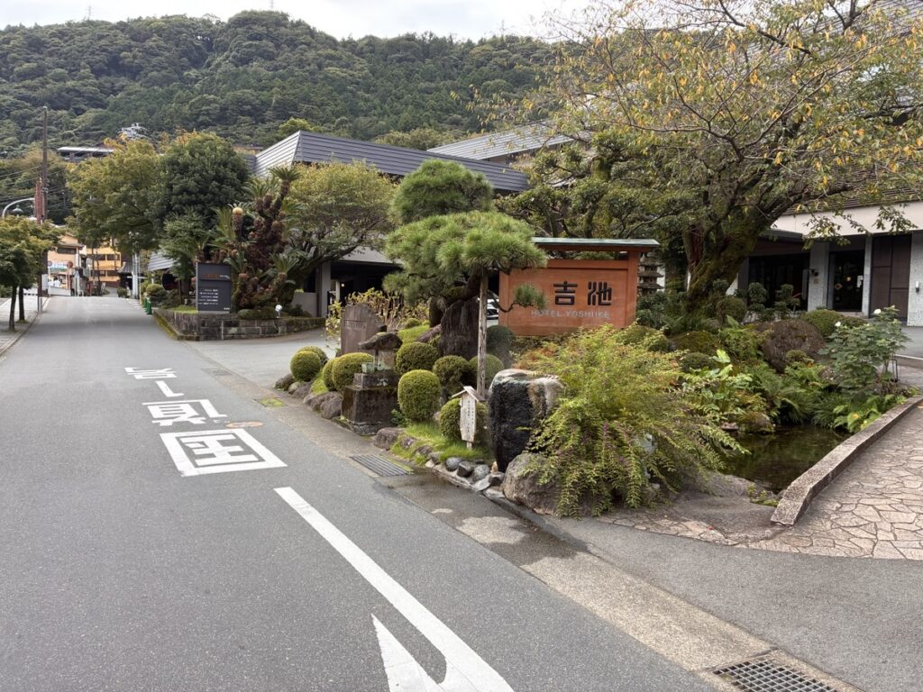 滝通り沿いに位置する吉池旅館の平坦で間口の広いエントランス