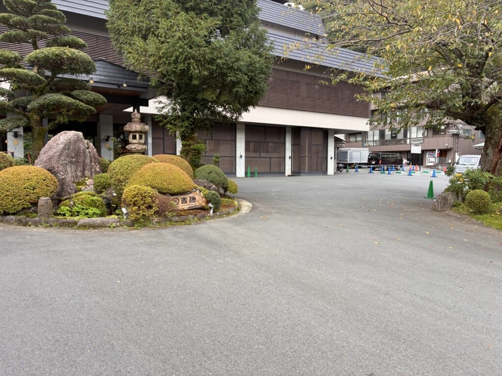 吉池旅館の急坂ゼロで停めやすい完全屋外平置き駐車場