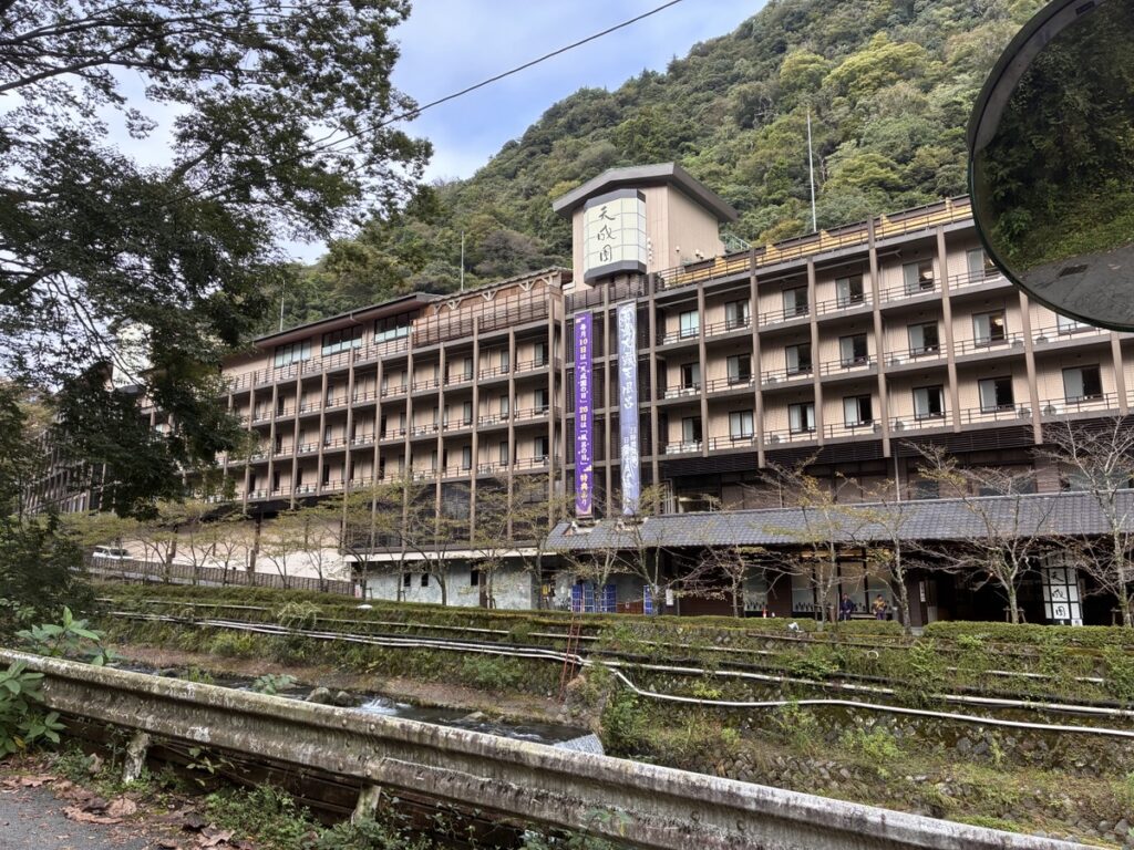 須雲川沿いを直進してたどり着く天成園の進入路