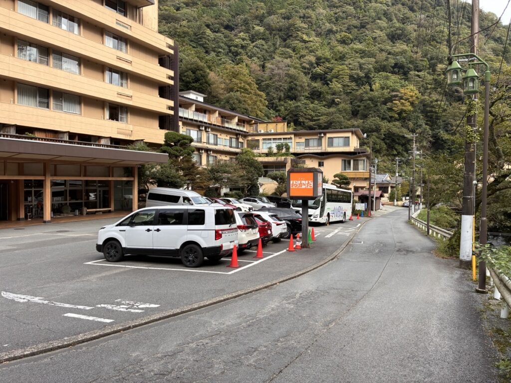 須雲川を望む高台に建つホテルおかだのエントランススロープ