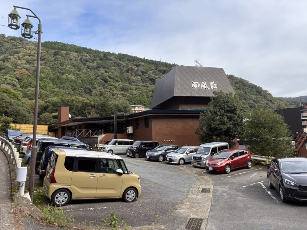 ホテル南風荘の完全平置き100台収容可能な安心駐車場