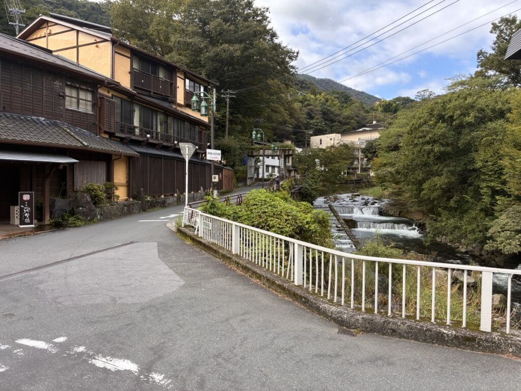 箱根湯本温泉街の早川沿いメインストリート